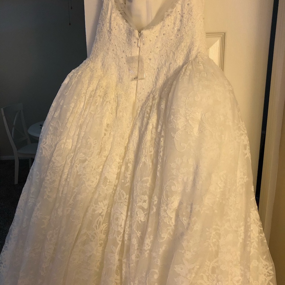 Vera Wang Ivory Sweetheart Lace Wedding Dress